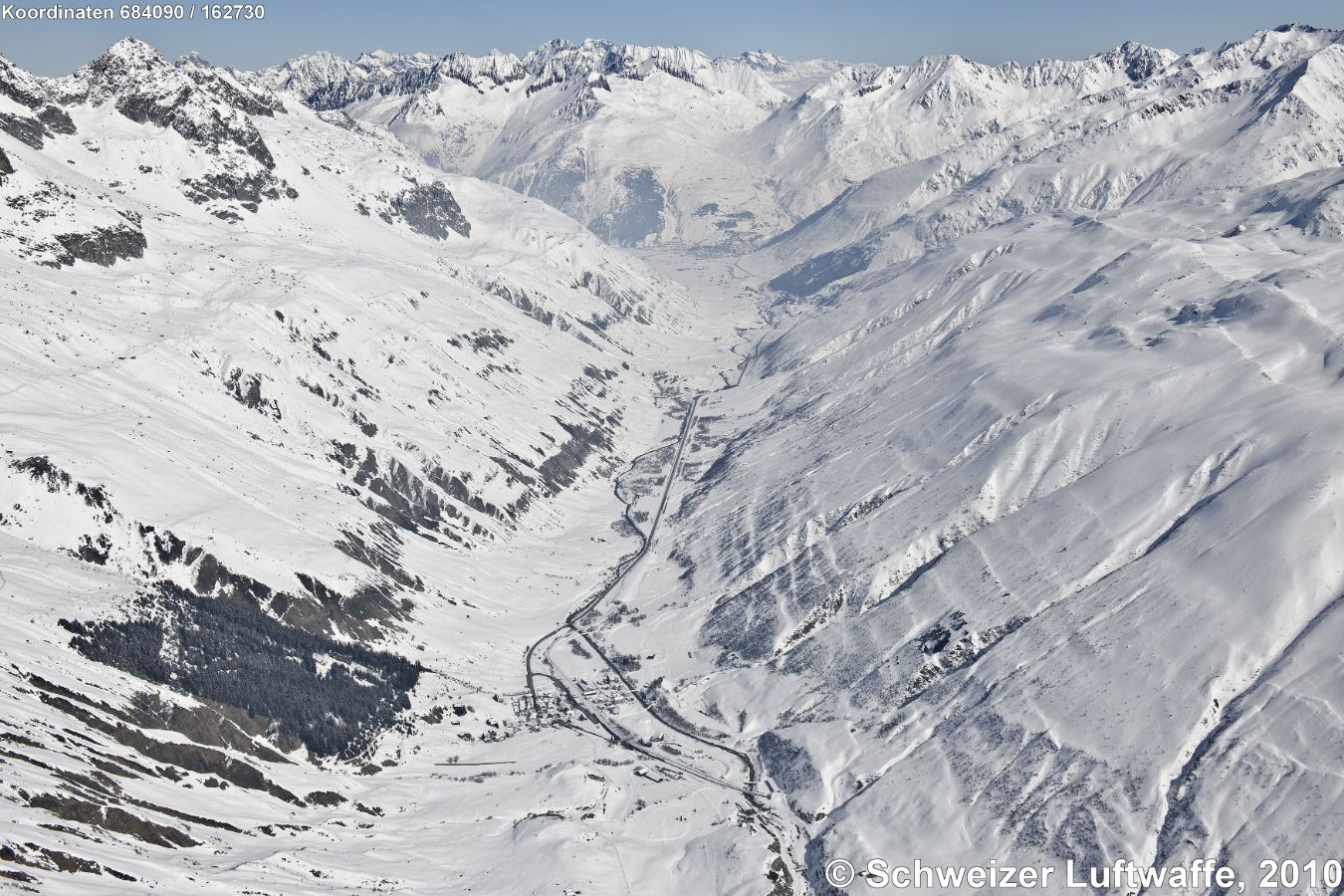 Urserental im Winter: vorne im Bild: Realp; hinten: Andermatt mit Oberalppass; links: Aarmassiv (N) mit Schöllenenschlucht, rechts: Gotthardmassiv (S)